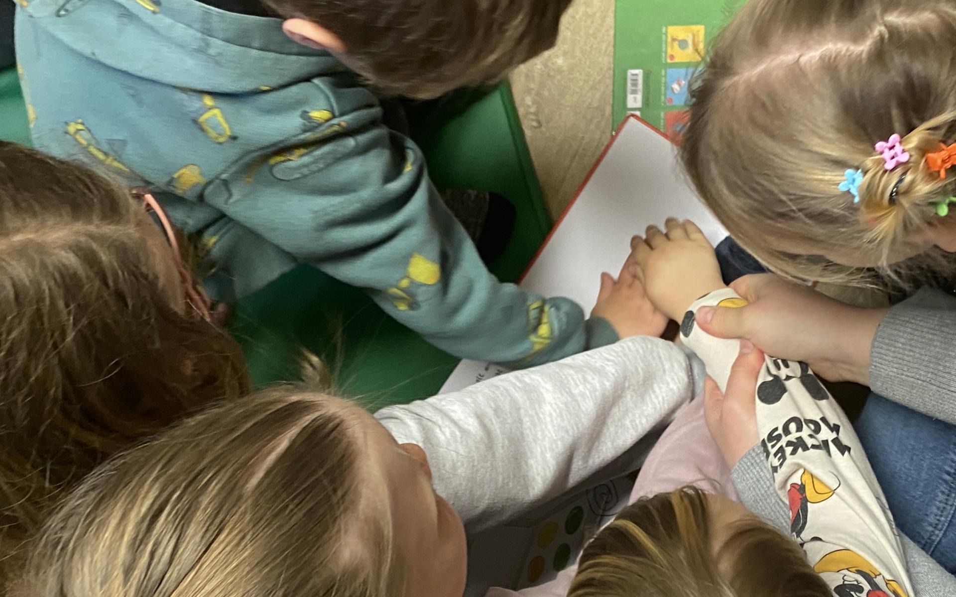 Kinderhände auf Buch