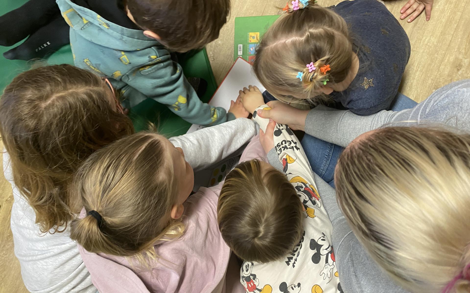 Kinderhände auf Buch