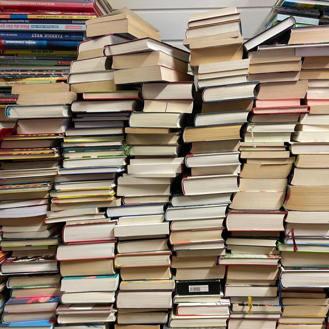 Bücherstapel nebeneinander