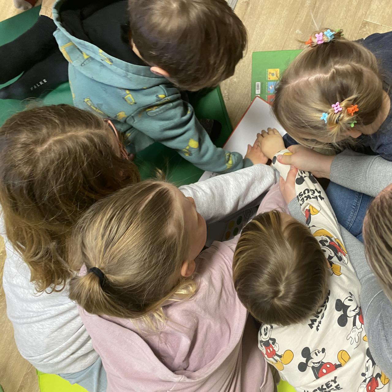 Kinderhände auf Buch